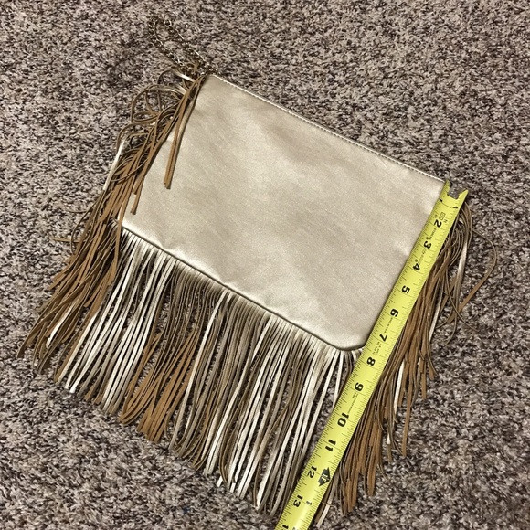 👜NWOT, Beautiful Golden Fringe Wristlet by Macy’s - Picture 2 of 8